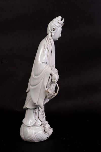 Arte Cinese : Figura di Guanyin in porcellana bianco di Cina  Cina, dinastia Qing, XVIII secolo  - Asta Asta 373 | ARTE ORIENTALE E ISLAMICA - ARTE ORIENALE E WUNDERKAMMER Online - Associazione Nazionale - Case d'Asta italiane