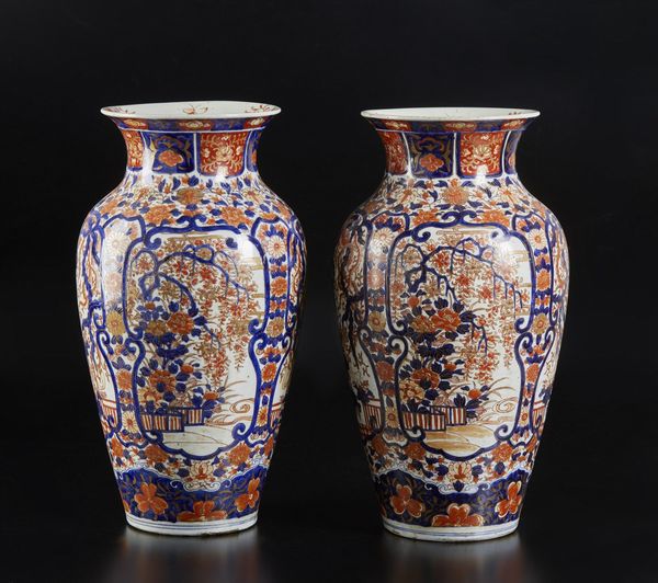 ARTE GIAPPONESE : Coppia di vasi imari in porcellana  Giappone, XIX secolo  - Asta Asta 373 | ARTE ORIENTALE E ISLAMICA - ARTE ORIENALE E WUNDERKAMMER Online - Associazione Nazionale - Case d'Asta italiane