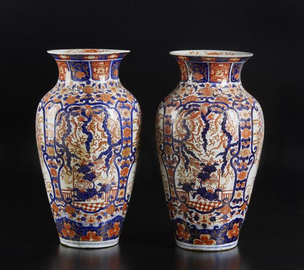ARTE GIAPPONESE : Coppia di vasi imari in porcellana  Giappone, XIX secolo  - Asta Asta 373 | ARTE ORIENTALE E ISLAMICA - ARTE ORIENALE E WUNDERKAMMER Online - Associazione Nazionale - Case d'Asta italiane