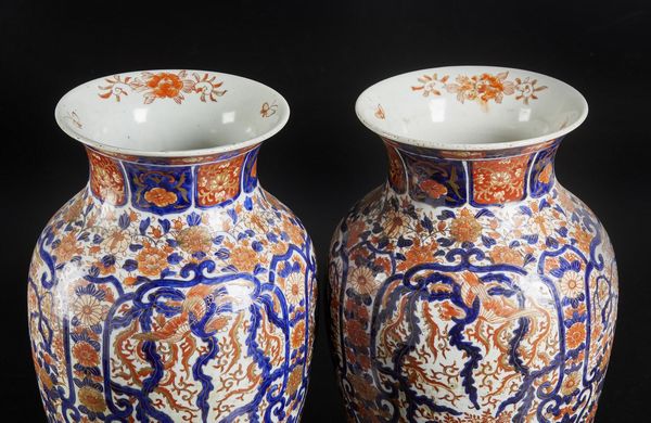 ARTE GIAPPONESE : Coppia di vasi imari in porcellana  Giappone, XIX secolo  - Asta Asta 373 | ARTE ORIENTALE E ISLAMICA - ARTE ORIENALE E WUNDERKAMMER Online - Associazione Nazionale - Case d'Asta italiane