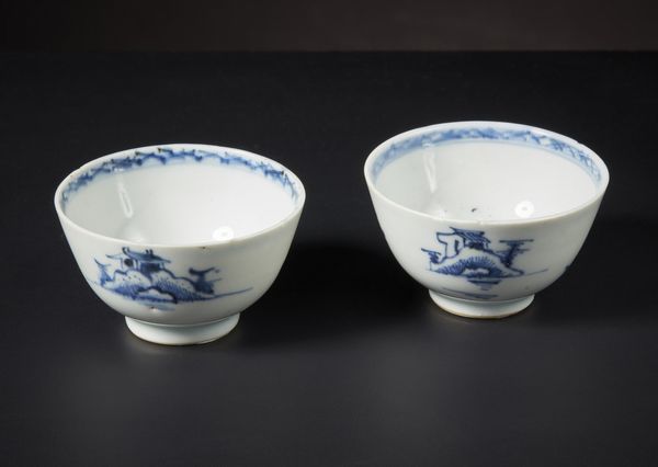 Arte Cinese : Coppia di tazze in ceramica bianco/blu Cina, dinastia Qing, XVIII secolo  - Asta Asta 373 | ARTE ORIENTALE E ISLAMICA - ARTE ORIENALE E WUNDERKAMMER Online - Associazione Nazionale - Case d'Asta italiane