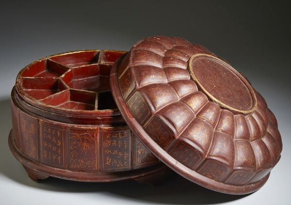 Arte Cinese : Grande scatola porta vivande in lacca  Cina, dinastia Qing, XIX secolo  - Asta Asta 373 | ARTE ORIENTALE E ISLAMICA - ARTE ORIENALE E WUNDERKAMMER Online - Associazione Nazionale - Case d'Asta italiane