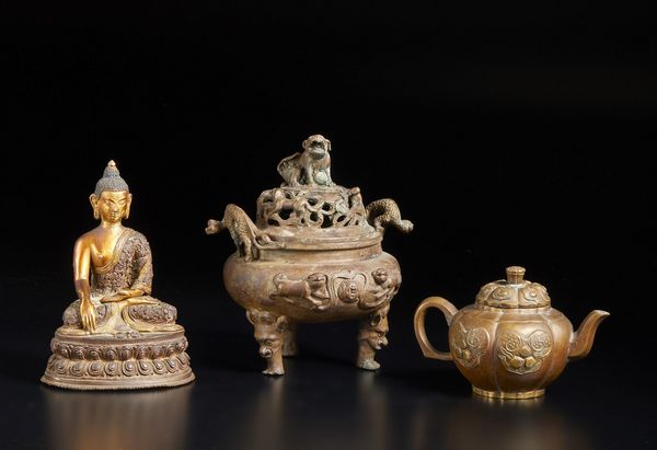Arte Cinese : Teiera, incensiere e Buddha assiso Cina, XX secolo  - Asta Asta 373 | ARTE ORIENTALE E ISLAMICA - ARTE ORIENALE E WUNDERKAMMER Online - Associazione Nazionale - Case d'Asta italiane