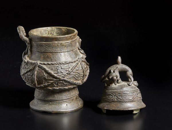 Arte Cinese : Vaso in bronzo  Cina, dinastia Qing, XIX secolo  - Asta Asta 373 | ARTE ORIENTALE E ISLAMICA - ARTE ORIENALE E WUNDERKAMMER Online - Associazione Nazionale - Case d'Asta italiane