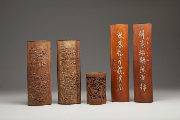 Arte Cinese : Set da calligrafo composto da quattro poggiabraccia ed un portapennelli (bitong)  in bamboo Cina, dinastia Qing, XIX secolo  - Asta Asta 373 | ARTE ORIENTALE E ISLAMICA - ARTE ORIENALE E WUNDERKAMMER Online - Associazione Nazionale - Case d'Asta italiane