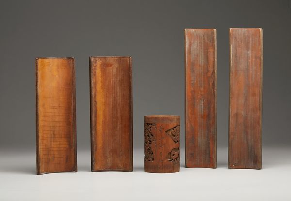 Arte Cinese : Set da calligrafo composto da quattro poggiabraccia ed un portapennelli (bitong)  in bamboo Cina, dinastia Qing, XIX secolo  - Asta Asta 373 | ARTE ORIENTALE E ISLAMICA - ARTE ORIENALE E WUNDERKAMMER Online - Associazione Nazionale - Case d'Asta italiane