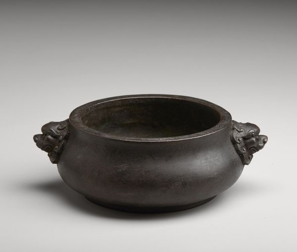 Arte Cinese : Incensiere in bronzo con manici a protomi leonine  Cina, dinastia Qing, XIX secolo  - Asta Asta 373 | ARTE ORIENTALE E ISLAMICA - ARTE ORIENALE E WUNDERKAMMER Online - Associazione Nazionale - Case d'Asta italiane