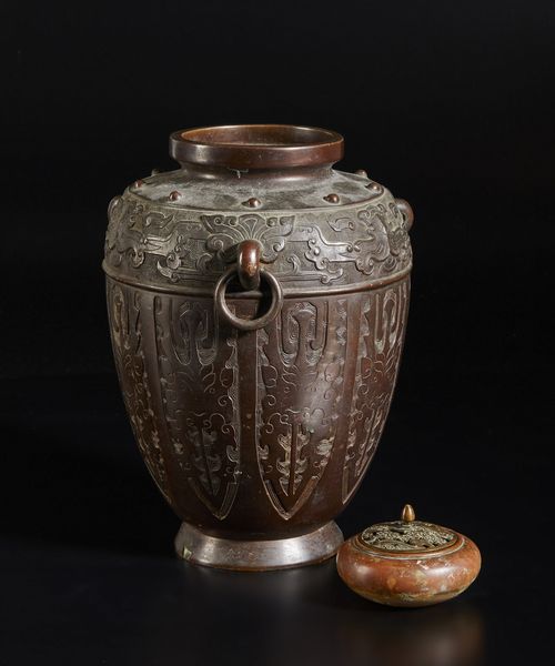 Arte Cinese : Grande vaso in bronzo e incensiere  Cina, dinastia Qing, XIX secolo  - Asta Asta 373 | ARTE ORIENTALE E ISLAMICA - ARTE ORIENALE E WUNDERKAMMER Online - Associazione Nazionale - Case d'Asta italiane
