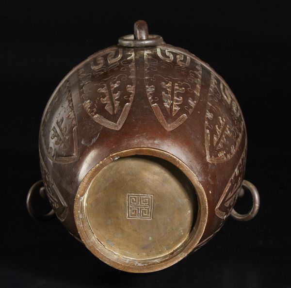 Arte Cinese : Grande vaso in bronzo e incensiere  Cina, dinastia Qing, XIX secolo  - Asta Asta 373 | ARTE ORIENTALE E ISLAMICA - ARTE ORIENALE E WUNDERKAMMER Online - Associazione Nazionale - Case d'Asta italiane