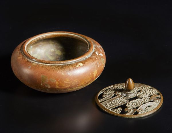 Arte Cinese : Grande vaso in bronzo e incensiere  Cina, dinastia Qing, XIX secolo  - Asta Asta 373 | ARTE ORIENTALE E ISLAMICA - ARTE ORIENALE E WUNDERKAMMER Online - Associazione Nazionale - Case d'Asta italiane