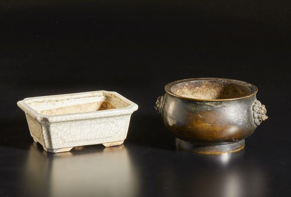 Arte Cinese : Lotto composto da due incensieri  Cina, dinastia Qing, XIX secolo  - Asta Asta 373 | ARTE ORIENTALE E ISLAMICA - ARTE ORIENALE E WUNDERKAMMER Online - Associazione Nazionale - Case d'Asta italiane