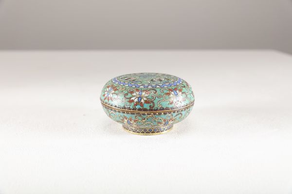 Arte Cinese : Scatola circolare in metallo cloisonn� Cina, dinastia Qing, XIX secolo  - Asta Asta 373 | ARTE ORIENTALE E ISLAMICA - ARTE ORIENALE E WUNDERKAMMER Online - Associazione Nazionale - Case d'Asta italiane