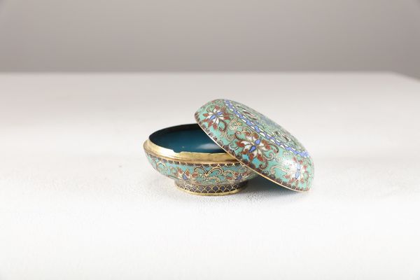 Arte Cinese : Scatola circolare in metallo cloisonn� Cina, dinastia Qing, XIX secolo  - Asta Asta 373 | ARTE ORIENTALE E ISLAMICA - ARTE ORIENALE E WUNDERKAMMER Online - Associazione Nazionale - Case d'Asta italiane