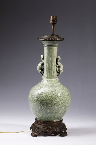 Arte Cinese : Vaso con invetriatura celadon montato a lampada Cina, XIX secolo  - Asta Asta 373 | ARTE ORIENTALE E ISLAMICA - ARTE ORIENALE E WUNDERKAMMER Online - Associazione Nazionale - Case d'Asta italiane