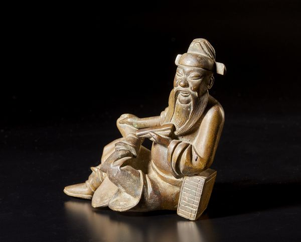 Arte Cinese : Scultura in bronzo raffigurante letterato seduto  Cina, dinastia Qing, XVIII secolo  - Asta Asta 373 | ARTE ORIENTALE E ISLAMICA - ARTE ORIENALE E WUNDERKAMMER Online - Associazione Nazionale - Case d'Asta italiane