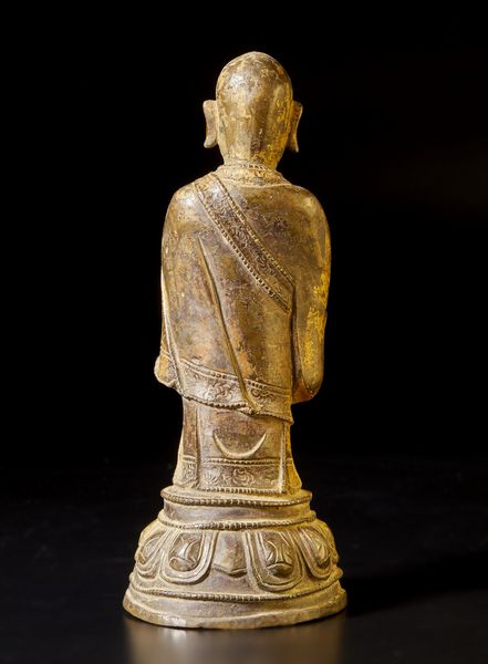 Arte Cinese : Figura di Lohan in bronzo  Cina, dinastia Ming, XVI secolo  - Asta Asta 373 | ARTE ORIENTALE E ISLAMICA - ARTE ORIENALE E WUNDERKAMMER Online - Associazione Nazionale - Case d'Asta italiane