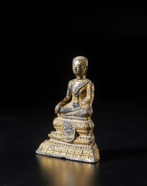 Arte Sud-Est Asiatico : Scultura in bronzo dorato raffigurante Buddha  Tailandia, Rattanakosin, XIX secolo  - Asta Asta 373 | ARTE ORIENTALE E ISLAMICA - ARTE ORIENALE E WUNDERKAMMER Online - Associazione Nazionale - Case d'Asta italiane