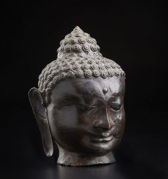 Arte Sud-Est Asiatico : Testa di Buddha in bronzo  Sud Est Asiatico, XX secolo  - Asta Asta 373 | ARTE ORIENTALE E ISLAMICA - ARTE ORIENALE E WUNDERKAMMER Online - Associazione Nazionale - Case d'Asta italiane