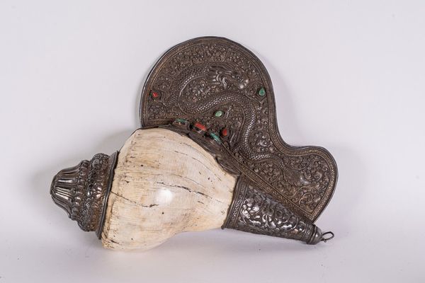 Arte Himalayana : Conchiglia rituale con finiture in metallo argentato e incrostato  Tibet, XX secolo  - Asta Asta 373 | ARTE ORIENTALE E ISLAMICA - ARTE ORIENALE E WUNDERKAMMER Online - Associazione Nazionale - Case d'Asta italiane