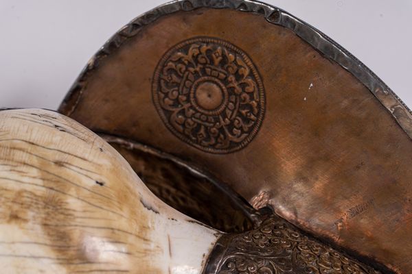 Arte Himalayana : Conchiglia rituale  Tibet, tardo XIX secolo  - Asta Asta 373 | ARTE ORIENTALE E ISLAMICA - ARTE ORIENALE E WUNDERKAMMER Online - Associazione Nazionale - Case d'Asta italiane