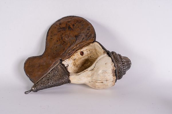 Arte Himalayana : Conchiglia rituale  Tibet, tardo XIX secolo  - Asta Asta 373 | ARTE ORIENTALE E ISLAMICA - ARTE ORIENALE E WUNDERKAMMER Online - Associazione Nazionale - Case d'Asta italiane