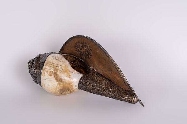 Arte Himalayana : Conchiglia rituale  Tibet, tardo XIX secolo  - Asta Asta 373 | ARTE ORIENTALE E ISLAMICA - ARTE ORIENALE E WUNDERKAMMER Online - Associazione Nazionale - Case d'Asta italiane