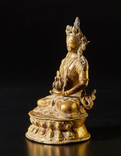 Arte Himalayana : Figura in bronzo dorato raffigurante Amitayus  Tibet, XIX secolo  - Asta Asta 373 | ARTE ORIENTALE E ISLAMICA - ARTE ORIENALE E WUNDERKAMMER Online - Associazione Nazionale - Case d'Asta italiane