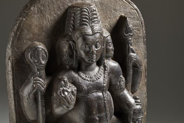 Arte Indiana : Stele in pietra scura raffigurante Karttikeya  Nord India/Kashmir, XIX secolo o antecedente  - Asta Asta 373 | ARTE ORIENTALE E ISLAMICA - ARTE ORIENALE E WUNDERKAMMER Online - Associazione Nazionale - Case d'Asta italiane