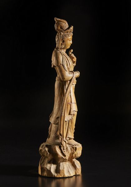 Arte Cinese : Scultura in legno raffigurante Guanyin Cina, dinastia Qing, XIX secolo  - Asta Asta 373 | ARTE ORIENTALE E ISLAMICA - ARTE ORIENALE E WUNDERKAMMER Online - Associazione Nazionale - Case d'Asta italiane