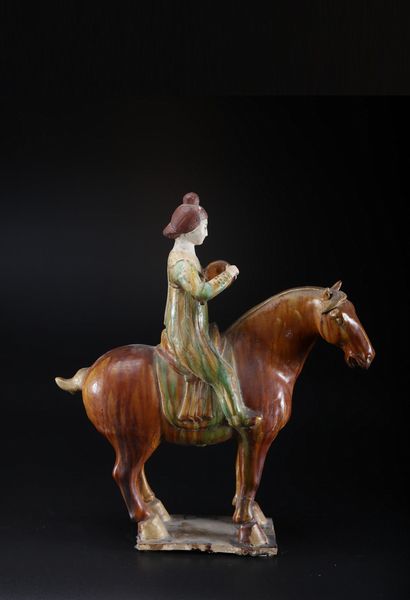 Arte Cinese : Scultura di donna a cavallo in ceramica invetriata nei colori sancai nello stile caratteristico dell'epoca Tang Cina, XIX secolo  - Asta Asta 373 | ARTE ORIENTALE E ISLAMICA - ARTE ORIENALE E WUNDERKAMMER Online - Associazione Nazionale - Case d'Asta italiane