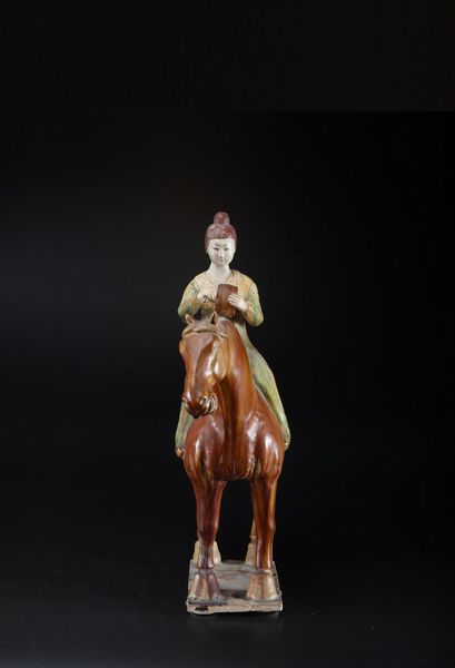 Arte Cinese : Scultura di donna a cavallo in ceramica invetriata nei colori sancai nello stile caratteristico dell'epoca Tang Cina, XIX secolo  - Asta Asta 373 | ARTE ORIENTALE E ISLAMICA - ARTE ORIENALE E WUNDERKAMMER Online - Associazione Nazionale - Case d'Asta italiane