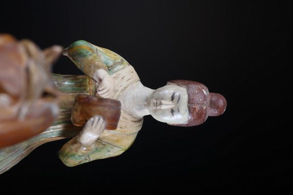 Arte Cinese : Scultura di donna a cavallo in ceramica invetriata nei colori sancai nello stile caratteristico dell'epoca Tang Cina, XIX secolo  - Asta Asta 373 | ARTE ORIENTALE E ISLAMICA - ARTE ORIENALE E WUNDERKAMMER Online - Associazione Nazionale - Case d'Asta italiane