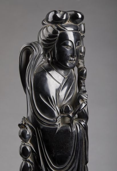 Arte Cinese : Figura femminile stante in resina Cina, XX secolo  - Asta Asta 373 | ARTE ORIENTALE E ISLAMICA - ARTE ORIENALE E WUNDERKAMMER Online - Associazione Nazionale - Case d'Asta italiane