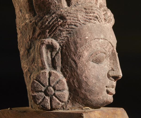 Arte Indiana : Testa femminile in arenaria scolpita India, XVII-XVIII secolo  - Asta Asta 373 | ARTE ORIENTALE E ISLAMICA - ARTE ORIENALE E WUNDERKAMMER Online - Associazione Nazionale - Case d'Asta italiane
