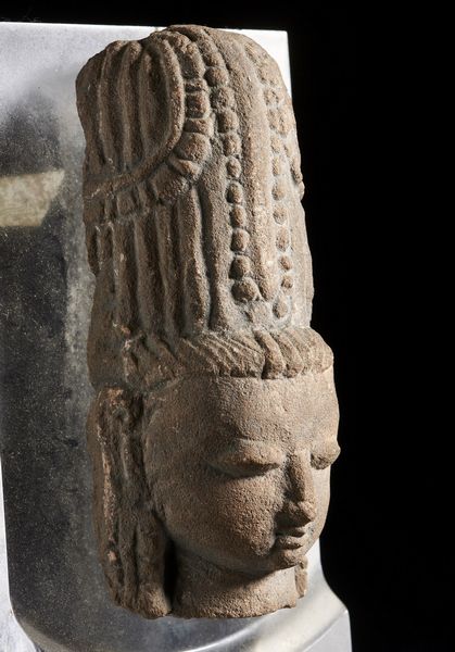 Arte Indiana : Testa in arenaria India, periodo Vijiayanagara, XVI secolo  - Asta Asta 373 | ARTE ORIENTALE E ISLAMICA - ARTE ORIENALE E WUNDERKAMMER Online - Associazione Nazionale - Case d'Asta italiane
