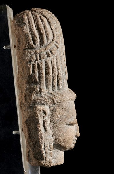 Arte Indiana : Testa in arenaria India, periodo Vijiayanagara, XVI secolo  - Asta Asta 373 | ARTE ORIENTALE E ISLAMICA - ARTE ORIENALE E WUNDERKAMMER Online - Associazione Nazionale - Case d'Asta italiane