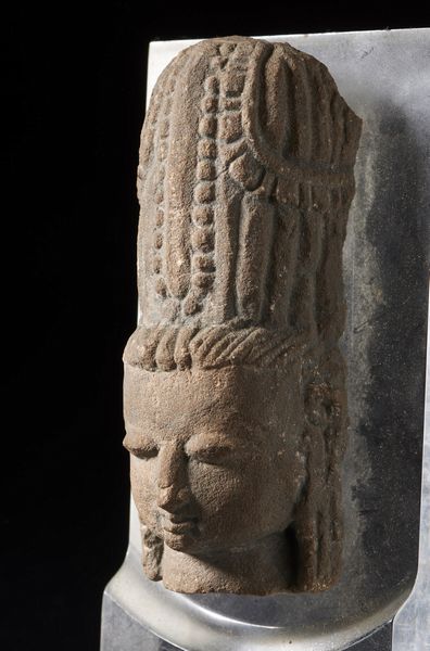 Arte Indiana : Testa in arenaria India, periodo Vijiayanagara, XVI secolo  - Asta Asta 373 | ARTE ORIENTALE E ISLAMICA - ARTE ORIENALE E WUNDERKAMMER Online - Associazione Nazionale - Case d'Asta italiane