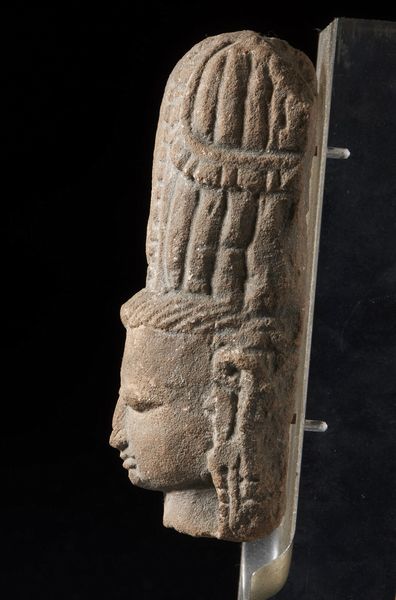 Arte Indiana : Testa in arenaria India, periodo Vijiayanagara, XVI secolo  - Asta Asta 373 | ARTE ORIENTALE E ISLAMICA - ARTE ORIENALE E WUNDERKAMMER Online - Associazione Nazionale - Case d'Asta italiane