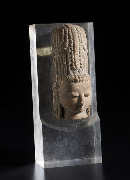 Arte Indiana : Testa in arenaria India, periodo Vijiayanagara, XVI secolo  - Asta Asta 373 | ARTE ORIENTALE E ISLAMICA - ARTE ORIENALE E WUNDERKAMMER Online - Associazione Nazionale - Case d'Asta italiane