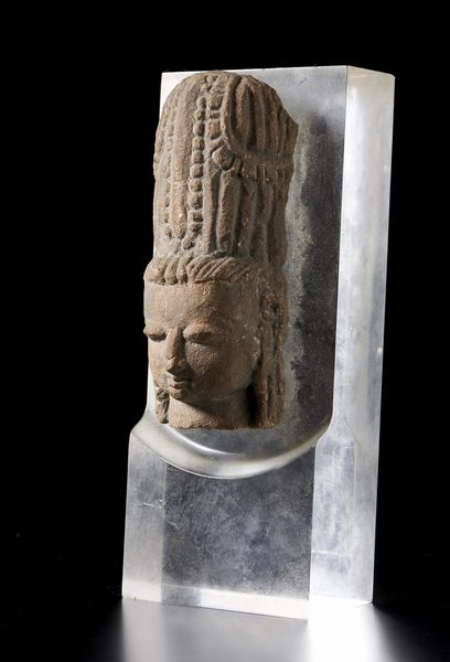 Arte Indiana : Testa in arenaria India, periodo Vijiayanagara, XVI secolo  - Asta Asta 373 | ARTE ORIENTALE E ISLAMICA - ARTE ORIENALE E WUNDERKAMMER Online - Associazione Nazionale - Case d'Asta italiane
