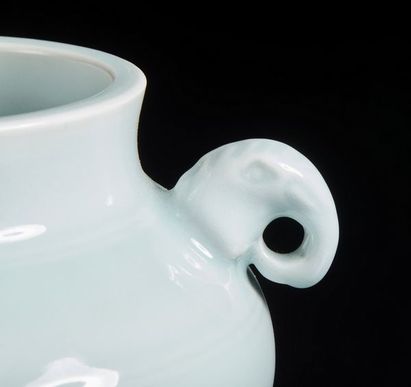 Arte Cinese : Vaso con invetriatura celadon  Cina, XX secolo  - Asta Asta 373 | ARTE ORIENTALE E ISLAMICA - ARTE ORIENALE E WUNDERKAMMER Online - Associazione Nazionale - Case d'Asta italiane