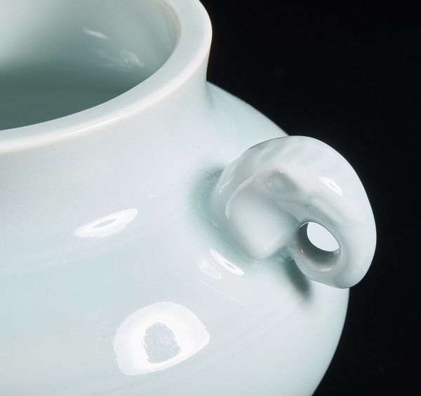 Arte Cinese : Vaso con invetriatura celadon  Cina, XX secolo  - Asta Asta 373 | ARTE ORIENTALE E ISLAMICA - ARTE ORIENALE E WUNDERKAMMER Online - Associazione Nazionale - Case d'Asta italiane