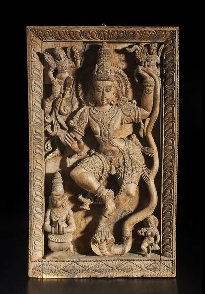 Arte Indiana : Grande altorilievo in legno  India Meridionale, XIX secolo  - Asta Asta 373 | ARTE ORIENTALE E ISLAMICA - ARTE ORIENALE E WUNDERKAMMER Online - Associazione Nazionale - Case d'Asta italiane