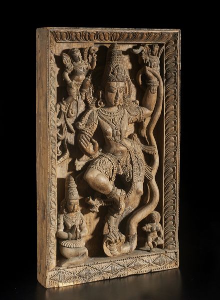 Arte Indiana : Grande altorilievo in legno  India Meridionale, XIX secolo  - Asta Asta 373 | ARTE ORIENTALE E ISLAMICA - ARTE ORIENALE E WUNDERKAMMER Online - Associazione Nazionale - Case d'Asta italiane
