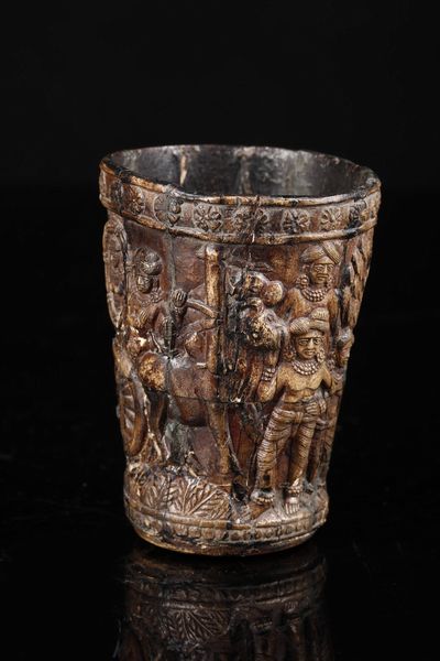 Arte Indiana : Bicchiere Chandraketugarh in osso intagliato  India, Bengala Occidentale, periodo Shunga, I secolo a.C.- I secolo d.C.  - Asta Asta 373 | ARTE ORIENTALE E ISLAMICA - ARTE ORIENALE E WUNDERKAMMER Online - Associazione Nazionale - Case d'Asta italiane