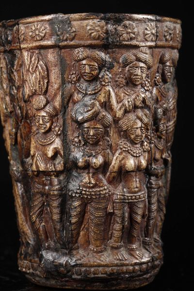 Arte Indiana : Bicchiere Chandraketugarh in osso intagliato  India, Bengala Occidentale, periodo Shunga, I secolo a.C.- I secolo d.C.  - Asta Asta 373 | ARTE ORIENTALE E ISLAMICA - ARTE ORIENALE E WUNDERKAMMER Online - Associazione Nazionale - Case d'Asta italiane