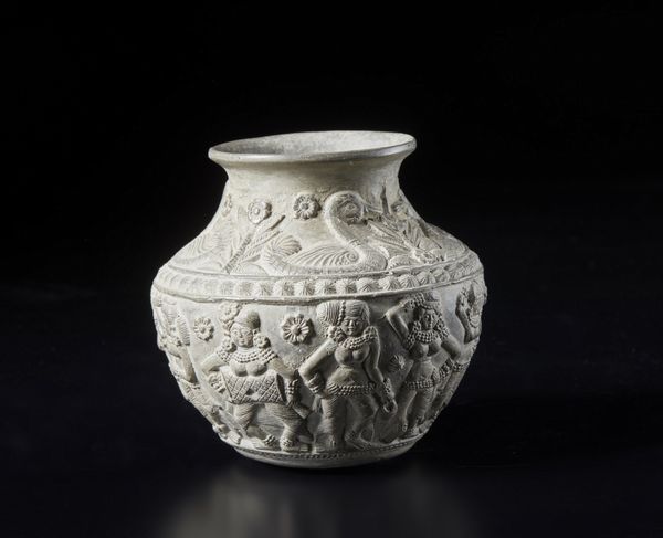 Arte Indiana : Vaso in terracotta con palmette sul collo India, Bengala Occidentale, periodo Shunga, I secolo a.C.- I secolo d.C.  - Asta Asta 373 | ARTE ORIENTALE E ISLAMICA - ARTE ORIENALE E WUNDERKAMMER Online - Associazione Nazionale - Case d'Asta italiane