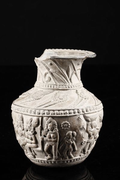 Arte Indiana : Vaso in terracotta decorato con figure  India, Bengala Occidentale, periodo Shunga, I secolo a.C.- I secolo d.C.  - Asta Asta 373 | ARTE ORIENTALE E ISLAMICA - ARTE ORIENALE E WUNDERKAMMER Online - Associazione Nazionale - Case d'Asta italiane