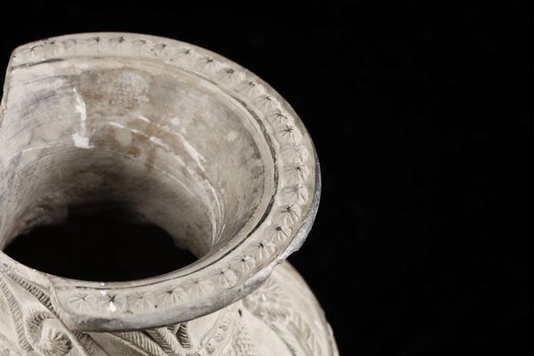 Arte Indiana : Vaso in terracotta decorato con figure  India, Bengala Occidentale, periodo Shunga, I secolo a.C.- I secolo d.C.  - Asta Asta 373 | ARTE ORIENTALE E ISLAMICA - ARTE ORIENALE E WUNDERKAMMER Online - Associazione Nazionale - Case d'Asta italiane