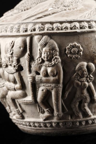 Arte Indiana : Vaso in terracotta decorato con figure  India, Bengala Occidentale, periodo Shunga, I secolo a.C.- I secolo d.C.  - Asta Asta 373 | ARTE ORIENTALE E ISLAMICA - ARTE ORIENALE E WUNDERKAMMER Online - Associazione Nazionale - Case d'Asta italiane
